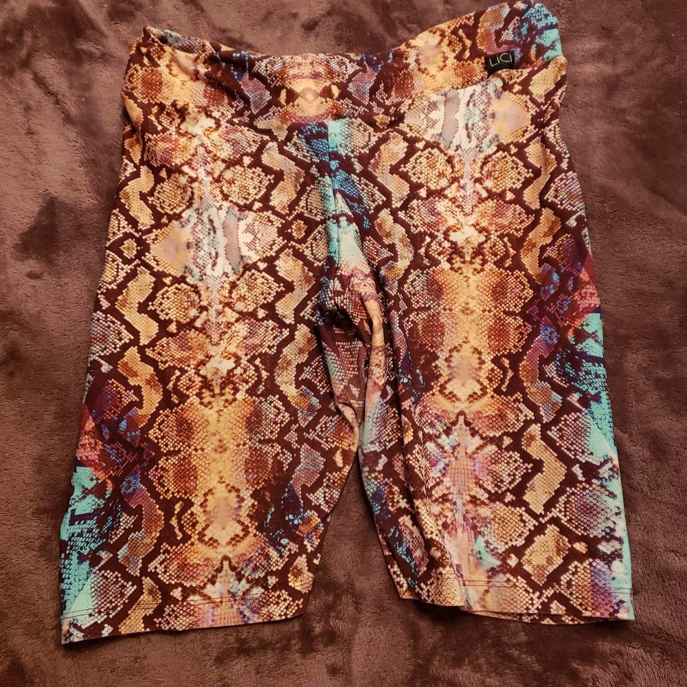 Lici fit scrunch shorts